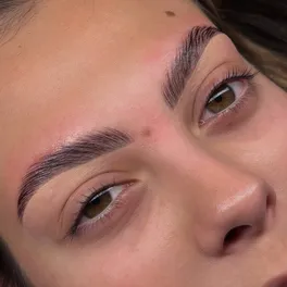 Wenkbrauwen en wimpers na browlamination en Korean lashlift