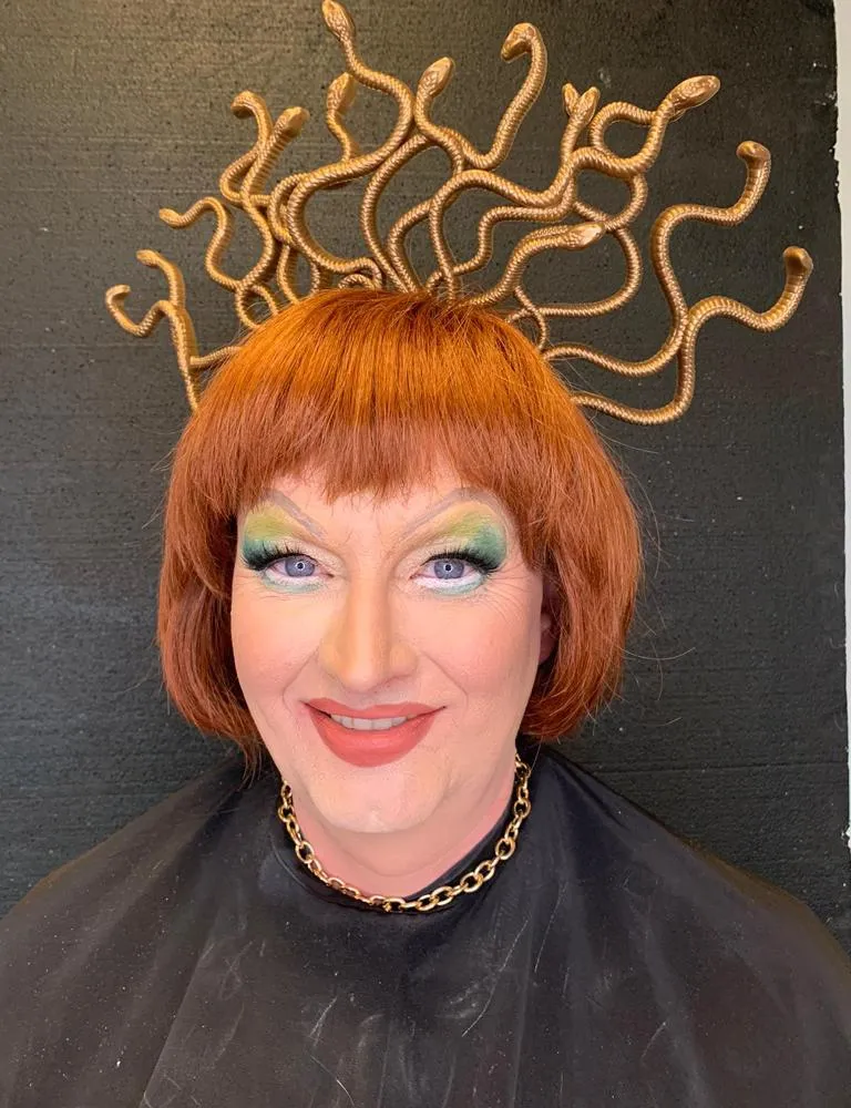 Fantasygrime met oranje haar