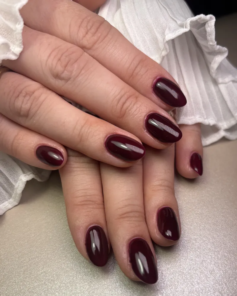 Verzorgde nagels met een natuurlijke BIAB-look