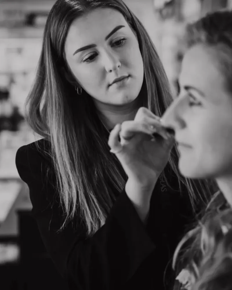 Nienke aan het werk terwijl ze make-up aanbrengt bij een klant