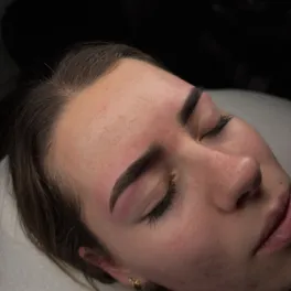 Strak gevormde wenkbrauwen na een shaping-behandeling